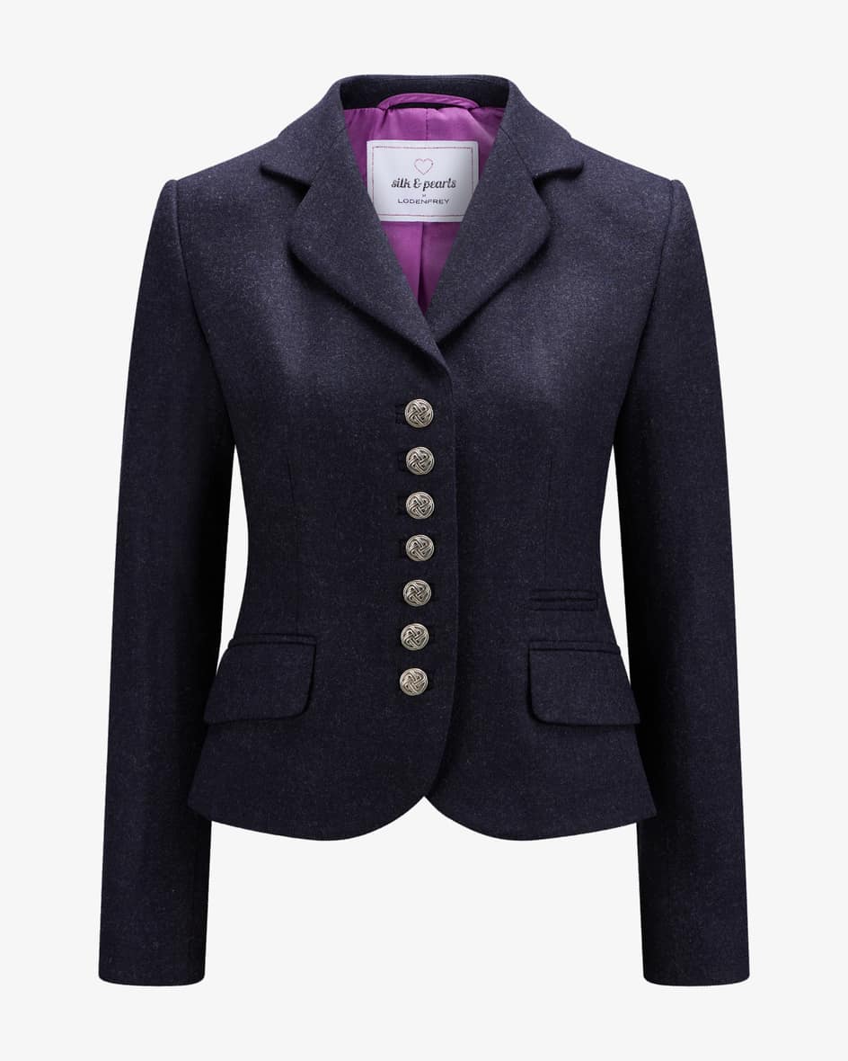 Trachtenblazer für Damen von Silk & Pearls in Navy. Klassische Taillenabnäherverleihen dem Modell eine feminine Silhouette