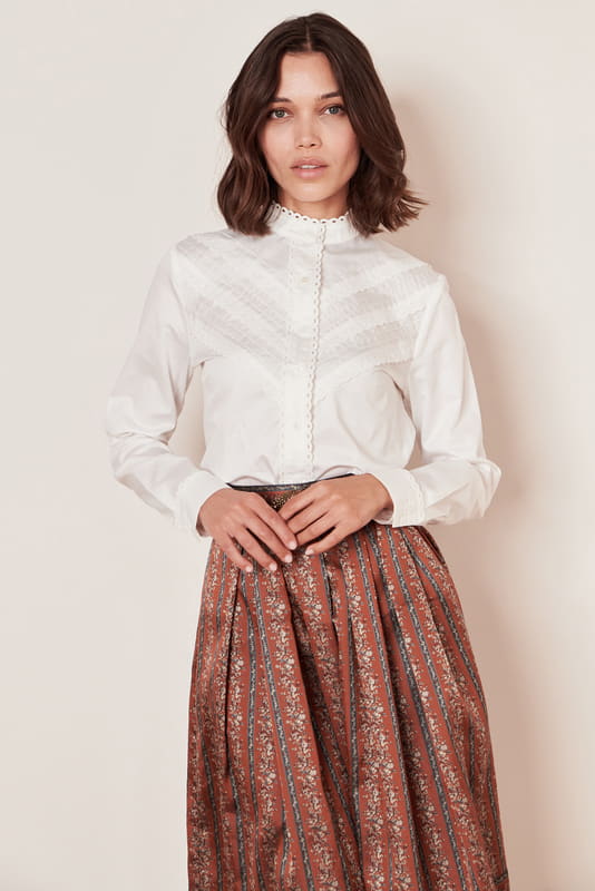 Erlebe die Kombination von Tradition und klassischer Eleganz mit der Trachtenbluse Angélique. Diese modern gestaltete Bluse ist in einem unifarbenen Muster gehalten