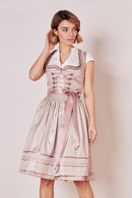 Verspieltes Dirndl Mia verzaubert durch ein romantisches Design mit vielen Details. Kräftige Borten schmücken das Mieder. Perfekt für die Wiesn oder eine andere Festivität.