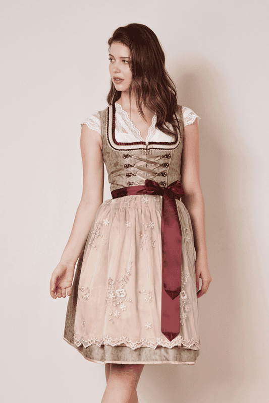 Das Dirndl Kaja kommt in einem schönen ornamenten Design entlang des Dirndlkleides. Die aufwendig mit Blumen bestickte Dirndlschürze rundet das Outfit ab. Perfekt abgestimmte Miederhaken und zarte Borten schmücken das Dekolleté.