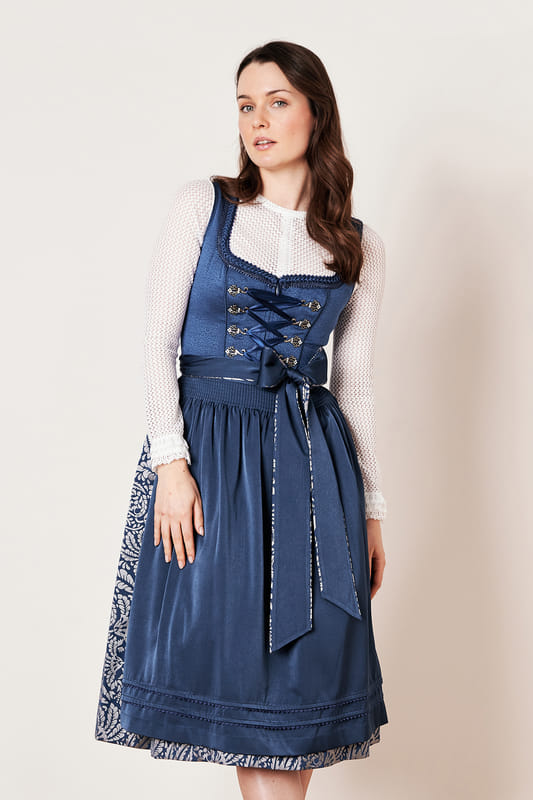 Entdecke das elegante Dirndl Veronica (70cm) und verbinde modernen Stil und traditionelle Elemente. Das unifarbene Mieder mit dezentem Herz-Ausschnitt zaubert ein reizendes Dekolleté