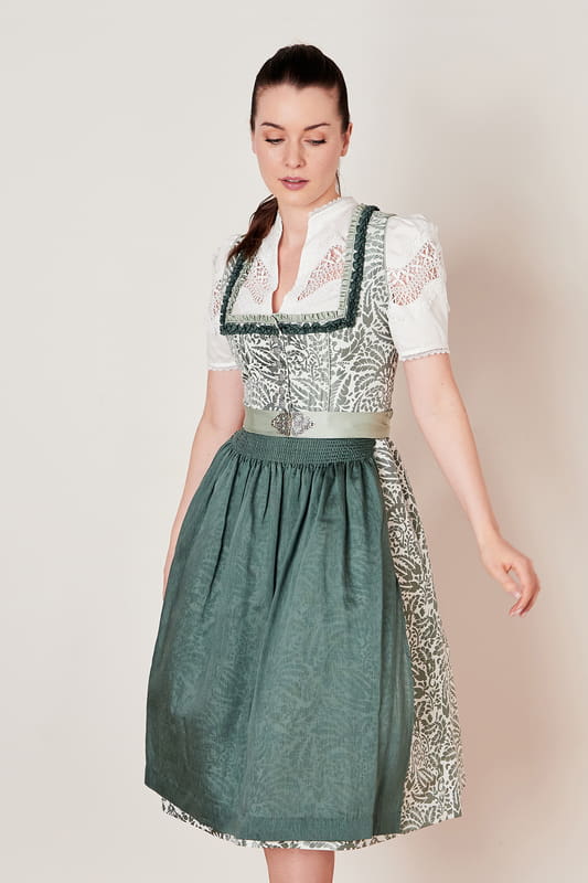 Das frische Dirndl Fritza aus der neusten COLLECTION-Kollektion vereint traditionellen Stil mit modernem Flair. Das floral gemusterte Design und der taillierte Schnitt schmeicheln deiner Figur und setzen sie gekonnt in Szene. Der Rock hat eine Länge von 70cm und reicht bis unterhalb des Knies