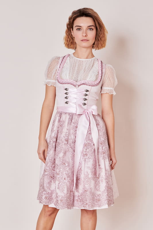 Das elegante Dirndl Paulin mit der 60 cm Rocklänge ist es ein stilvolles Piece für jede modebewusste Trachtenlienhaberin. Das mit einem Herz-Ausschnitt taillierte Dirndl