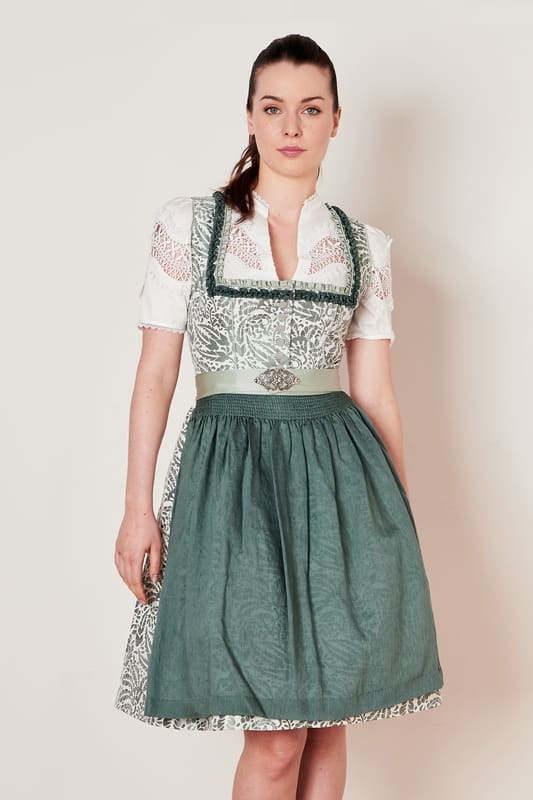 Das Dirndl Fritza (60cm) aus der COLLECTION-Kollektion vereint klassischen Stil mit modernem Charme. Das floral gemusterte Design und der taillierte Schnitt schmeicheln deiner Figur und setzen sie gekonnt in Szene. Der Rock hat eine Länge von 60cm und endet auf deinem Knie