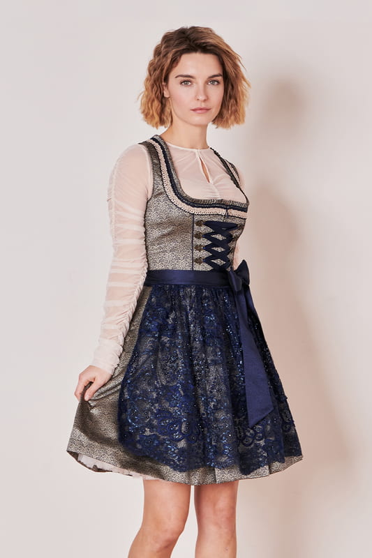 Elegantes Dirndl Isi wird dich mit seinem modernen Stil begeistern. Es präsentiert sich in einer unifarbenen Optik