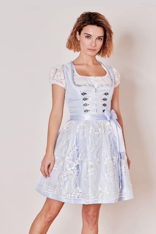 Eleganz trifft auf Modernität mit dem Dirndl Alya. Das Dirndl ist tailliert geschnitten