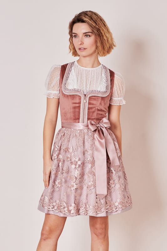 Zauberhaft und stilvoll präsentiert sich das Dirndl Emery aus der MADL-Kollektion. Sein dezenter Look wird durch die Schürze mit stilvollen Perlen und floralen Stickereien aufgewertet