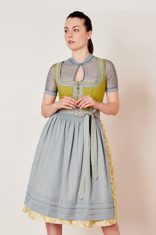 Verzaubere dein Umfeld mit dem Dirndl Eltje aus unserer tollen COLLECTION-Kollektion. Das Mieder ist modern und unifarben gestalten