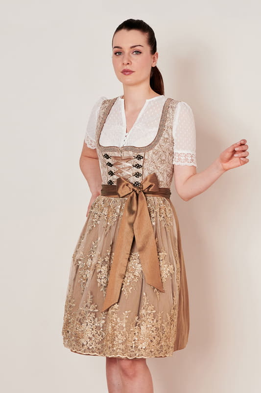 Mit dem eleganten Dirndl Sansa aus unserer neusten COLLECTION-Kollektion wartet ein Dirndl im modernen Stil auf dich. Das ornamentale Muster auf dem Mieder