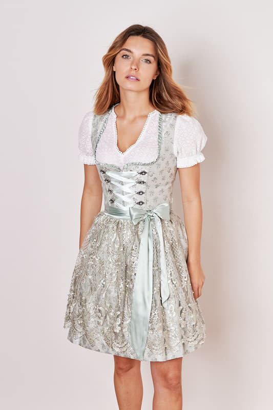 Das Dirndl Kalinda (50cm) aus der MADL Kollektion ist ein moderner Twist auf traditionelle Trachtenmode. Mit seinem taillierten Schnitt und Herz-Ausschnitt schmeichelt es jeder Figur. Der Rock mit einer Länge von 50cm