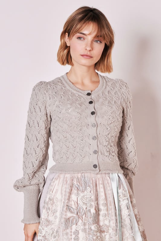 Die klassische Strickjacke Annilie überzeugt auf Anhieb durch ihr hübsches Muster. Sie passt perfekt zum Dirndl oder zur Lederhose und ist auch im Alltag vielseitig kombinierbar. Der schlichte Look und eine tolle Knopfleiste vollenden den Look.