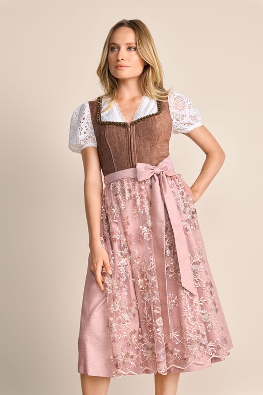 Entdecke das wunderbare Dirndl Bailee mit seiner verspielten Rocklänge von 70 cm