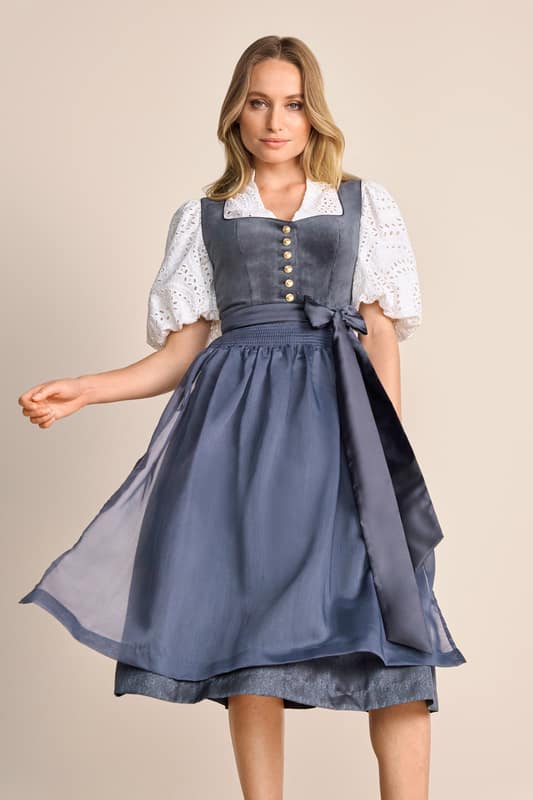 Unser wunderschönes Samtdirndl Patrice zeichnet sich durch sein unifarbenes Muster und den ornamentalen Rock aus. Es ist tailliert geschnitten und betont so umschmeichelnd deine Silhouette. Der Rock reicht bis unter das Knie