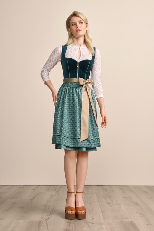 Das Velourdirndl Fadia zeiht mit seinem subtilen Look alle Blicke auf sich. Das taillierte Dirndl schmeichelt deiner Figur und dank der zwei Eingrifftaschen im Rock hast du stets alles Wichtige griffbereit. Der Reißverschluss vorne erleichtert das An- und Ausziehen