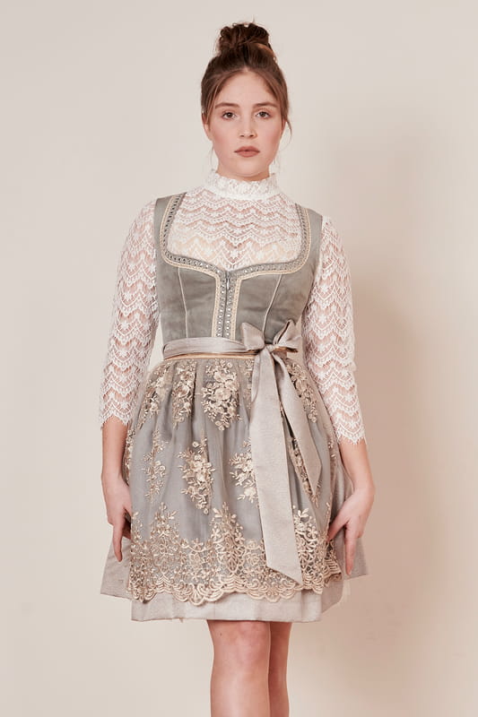 Eleganz trifft Tradition beim Dirndl Aurea. Dieses taillierte Dirndl besticht durch seinen subtilen Look und durch den geraden Ausschnitt. Du wirst die zwei praktischen Eingrifftaschen im Rock lieben