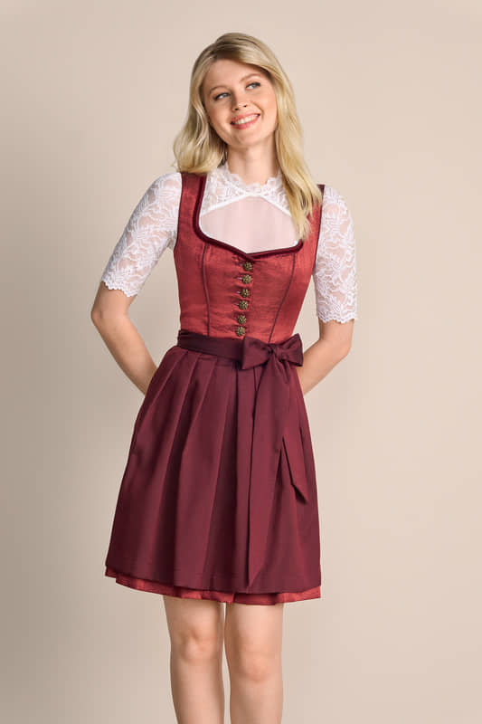 Unser Dirndl Mahita verzaubert mit seinem traditionellen Look. Der Ausschnitt bleibt der klassischen Linie treu und entzückt durch seine kleine