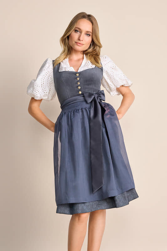 Unser wunderschönes Samtdirndl Patrice zeichnet sich durch sein unifarbenes Muster und den ornamentalen Rock aus. Es ist tailliert geschnitten und betont so umschmeichelnd deine Silhouette. Der Rock ist knielang