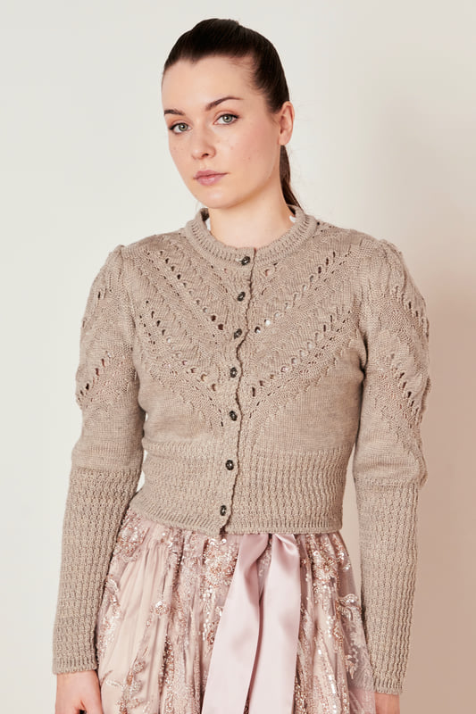 Trachtenstrickjacke Desideria besticht mit ihrem subtilen Look. Sie ist der perfekte Kombinationspartner sowohl für Lederhosen als auch zu deinem Lieblingsdirndl! Der angenehme Stoff sorgt für einen angenehmen Tragekomfort. Das Highlight der Strickjacke: das tolle Lockmuster mit dezenten Puffärmeln. Diese Kombination verleiht der Jacke den traditionellen Look und rundet dein Outfit perfekt ab. Egal ob an warmen oder kühleren Tagen. Mit unserer Strickjacke Desideria machst du immer eine tolle Figur!