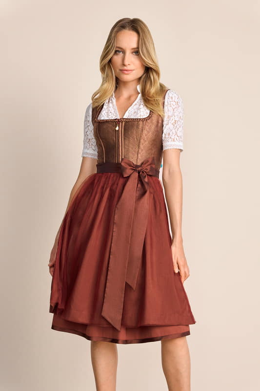 Das Dirndl Tamika ist ein schicker Mix aus Modernität und klassischen Elementen. Das Modell setzt auf traditionelle Schnitte und abwechslungsreiche Muster auf dem Mieder. Dirndl Tamika überzeugt durch seinen klassischen geraden Ausschnitt