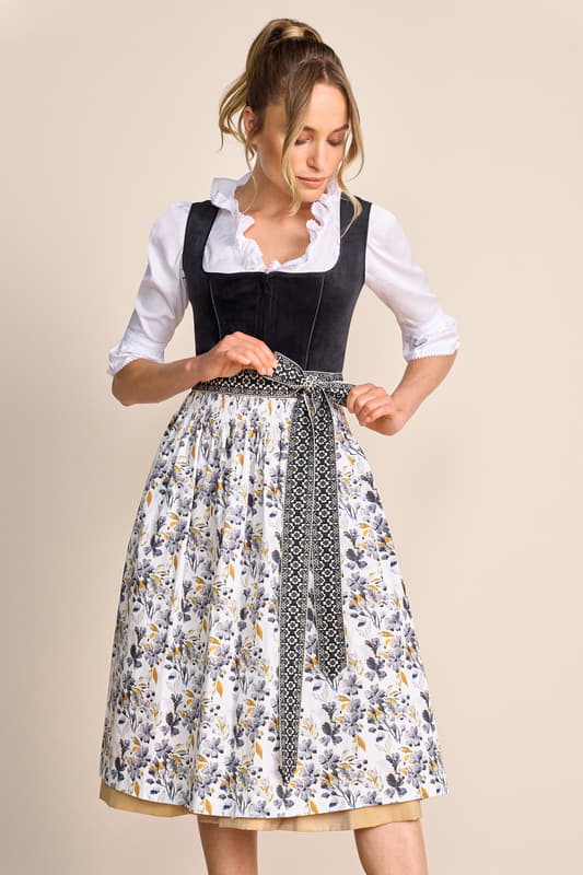 Das stilvolle Dirndl Lona zeichnet sich durch sein tolles Blumenmuster auf der Schürze aus. Es ist tailliert geschnitten und betont so charmant deine Figur. Der Rock endet mit 70 cm unter dem Knie