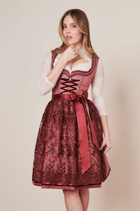 Das Dirndl Larina ist ein klassischer Eye-catcher und ein absoluter Allrounder. Mit seinem unifarbenen Muster ist es der perfekte Kombinationsparter für wirklich jeden Look. Es ist tailliert geschnitten und betont so zauberhaft deine Figur. Der Rock hat eine Länge von 60cm und reicht so bis unter das Knie. Passend dazu gibt es zwei praktische Eingriffstaschen