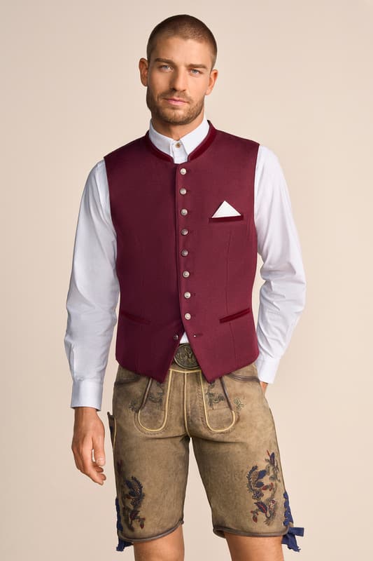 Das subtile Design der Trachtenweste Perry ist unifarben und lässt sich gut mit Lederhosen kombinieren. Der zeitlose Charme der Weste wird durch ihren praktischen Rundhalsausschnitt und den klassischen Knopfverschluss betont. Die Brusttasche ist ein spezieller Blickfang